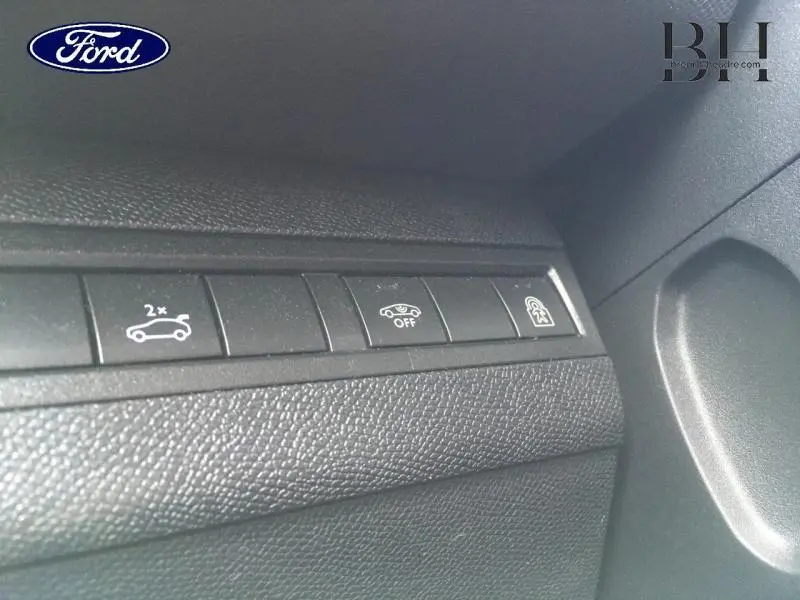 Gros plan sur les boutons de commande intérieurs noirs du Peugeot 3008 rouge Ultimate, avec pictogrammes blancs.