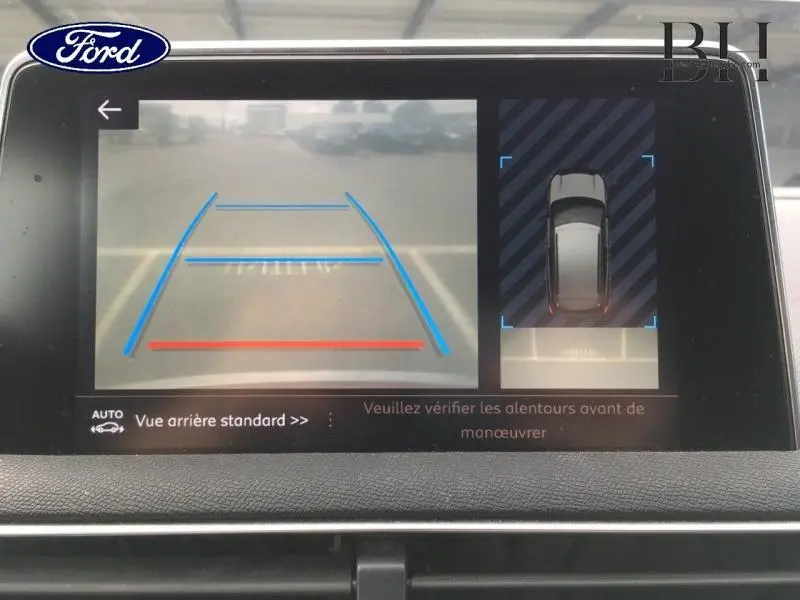 Écran de caméra de recul avec vue arrière et top-down du Peugeot 3008 rouge Ultimate en stationnement