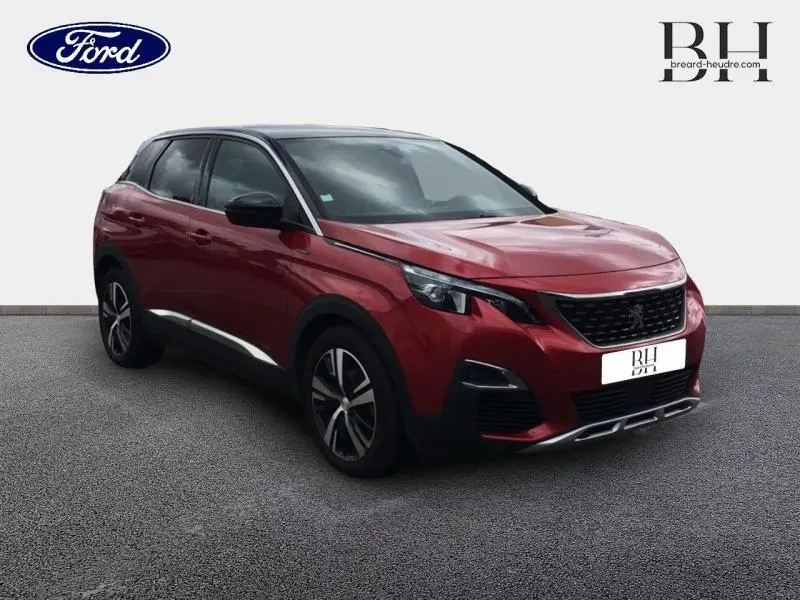 Peugeot 3008 rouge Ultimate vue 3/4 avant droit, avec jantes alliage et toit noir contrasté.