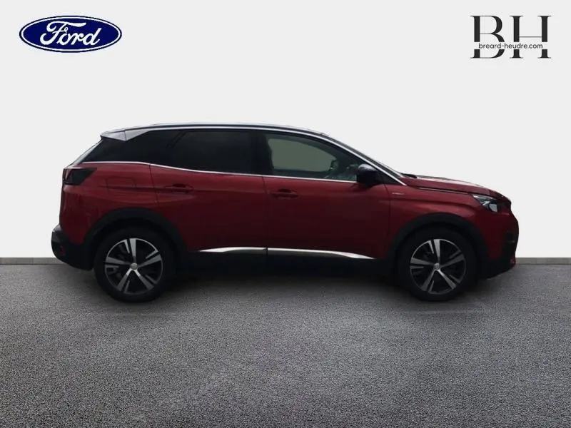 Profil droit d'un Peugeot 3008 rouge Ultimate avec toit noir et jantes alliage, sur fond neutre.