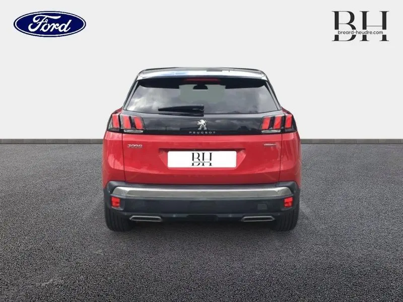 Vue arrière d'un Peugeot 3008 rouge Ultimate avec feux arrière à griffes et toit noir brillant.