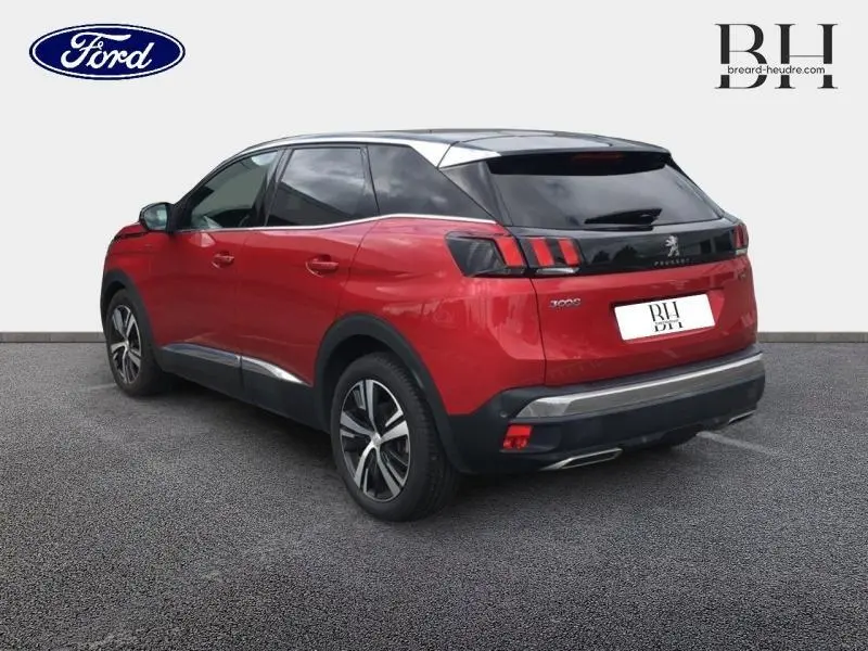 Peugeot 3008 rouge Ultimate vue 3/4 arrière droit, avec toit noir et feux arrière à griffes distinctifs.