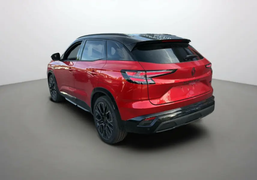 Vue 3/4 arrière droite d'un Renault Austral 2025 rouge avec toit noir et jantes noires distinctives.