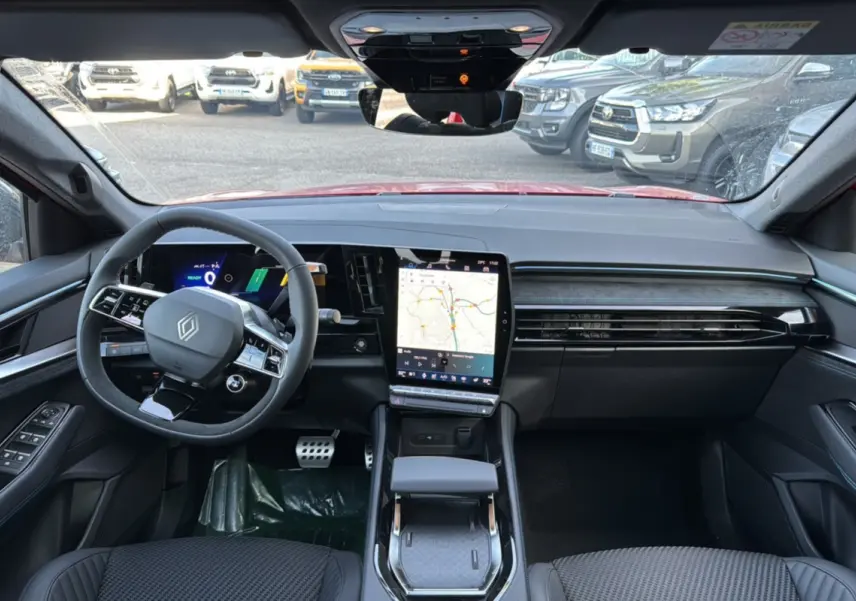 Intérieur du Renault Austral New 200 Esprit Alpine 2025, vue avant du tableau de bord avec écran tactile vertical et volant multifonction.