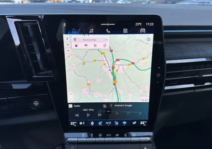 Écran tactile central du tableau de bord du Renault Austral 2025, affichant la navigation avec carte détaillée.