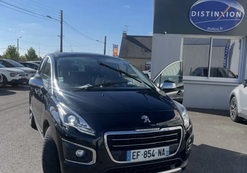 Peugeot 3008 noir vue 3/4 avant droit, phares bi-Xénon allumés, porte avant droite ouverte, stationnée devant un bâtiment.