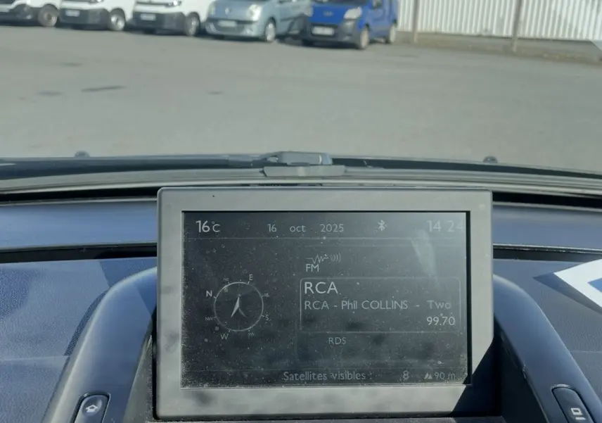 Écran de navigation et radio du tableau de bord d'un Peugeot 3008 noir, vue intérieure avant.