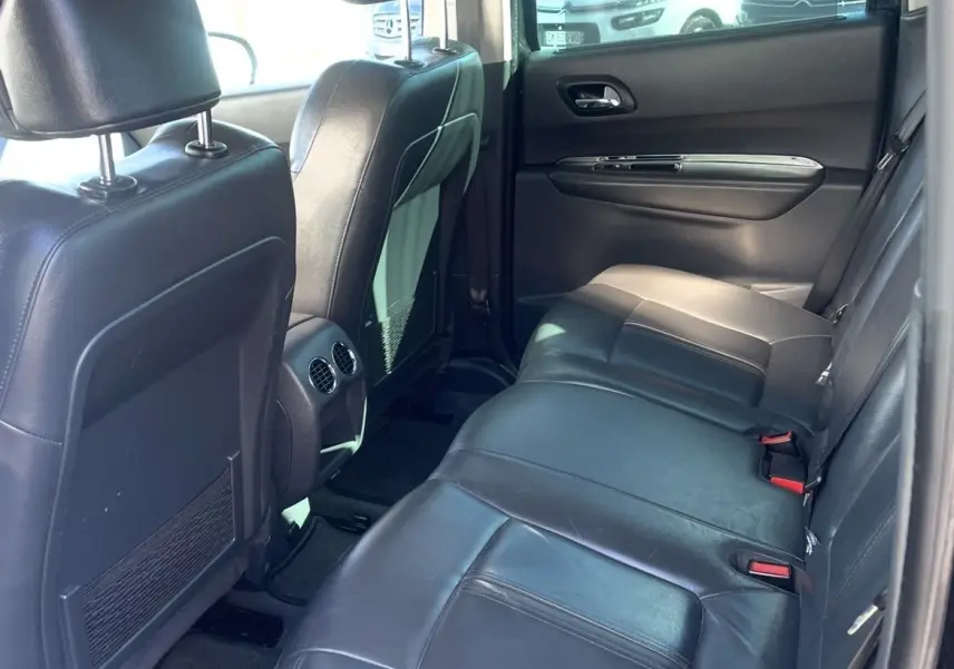 Vue intérieure côté droit des sièges arrière en cuir noir du Peugeot 3008 2016 finition Féline.