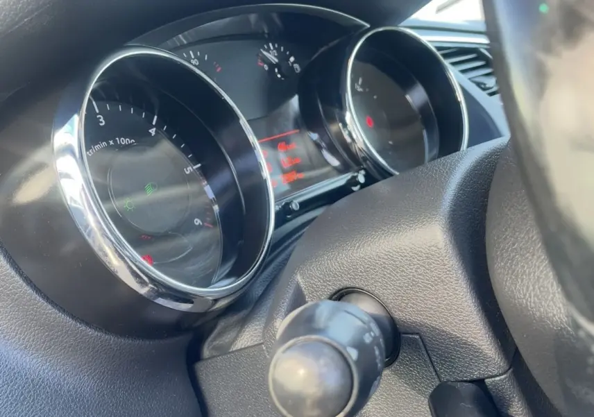 Gros plan sur le tableau de bord du Peugeot 3008 2016, avec compteurs ronds et affichage digital rouge.