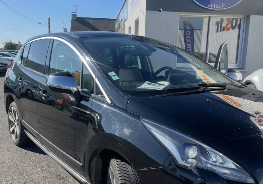 Peugeot 3008 noir vue 3/4 avant droit, avec phares bi-xénon et toit panoramique sous un ciel bleu.