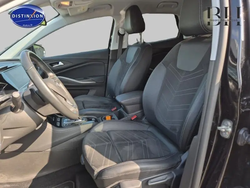 Vue intérieure côté conducteur de l'Opel Grandland noir avec sièges Alcantara et volant cuir multifonction.