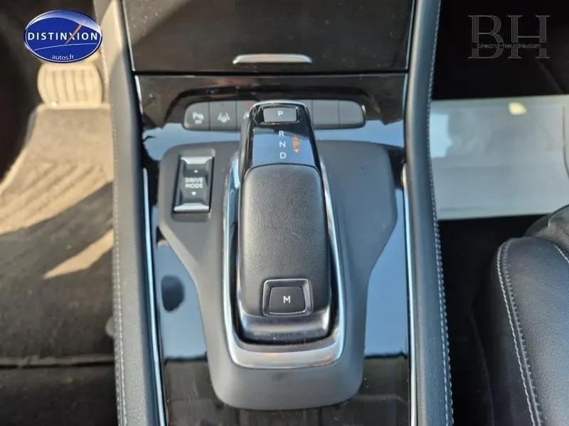 Gros plan sur la console centrale noire brillante avec levier de vitesse automatique et bouton Drive Mode de l'Opel Grandland 2022