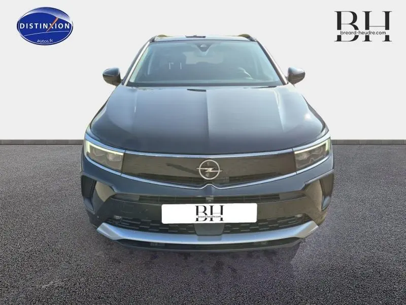 Vue frontale d'un Opel Grandland noir diamant métallisé avec calandre noire et phares LED fins intégrés.