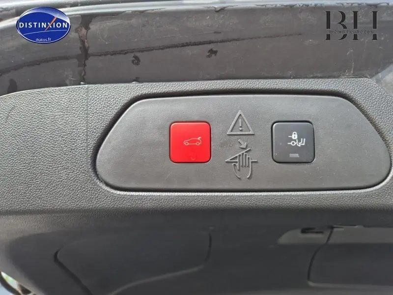 Gros plan sur les boutons de commande d'ouverture du coffre et de verrouillage sur un Opel Grandland noir diamant métallisé 2022