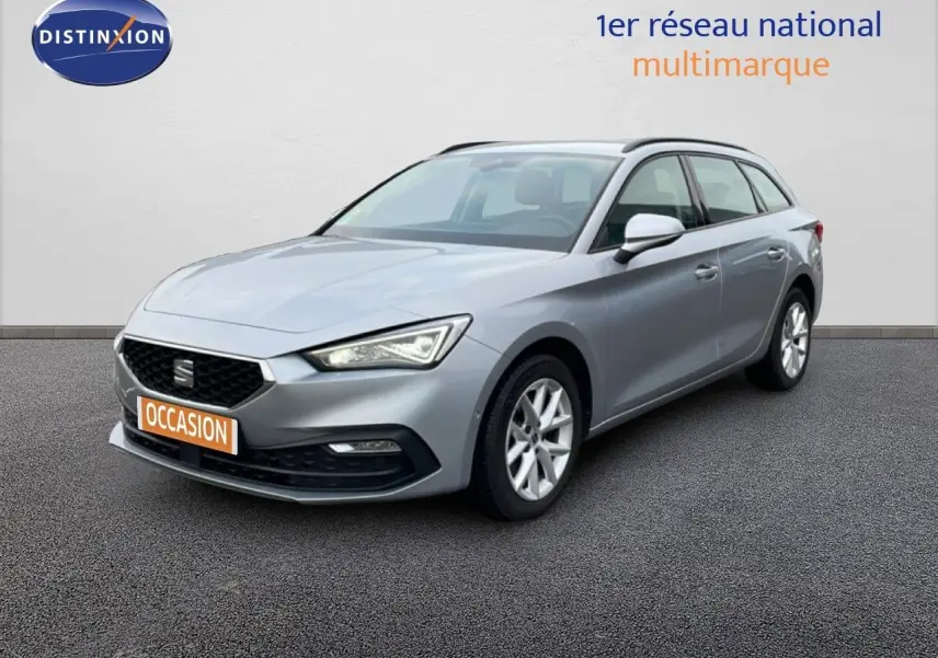 SEAT LEON ST gris urbain métal en 3/4 avant droit, break diesel 2022 avec jantes alliage et calandre noire.