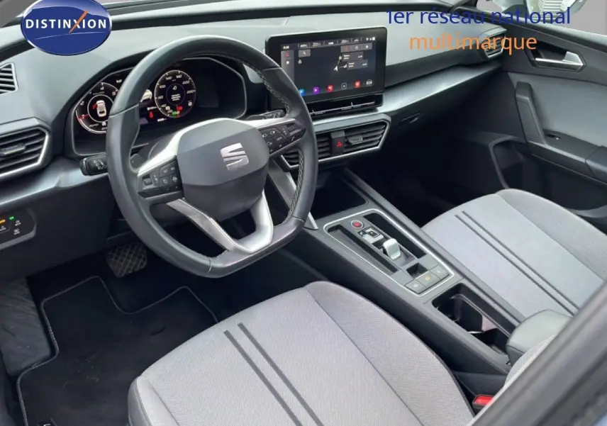 Intérieur de la SEAT LEON ST 2022 vu côté conducteur, avec tableau de bord numérique et sièges tissu gris clair.