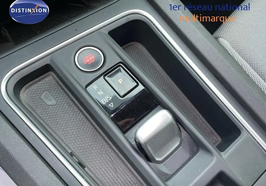 Gros plan sur la console centrale de la SEAT LEON ST 2022, montrant la commande de boîte automatique et le bouton start/stop.