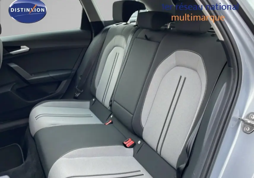 Vue intérieure côté droit des sièges arrière gris clair et noir du SEAT LEON ST 2022, porte ouverte.