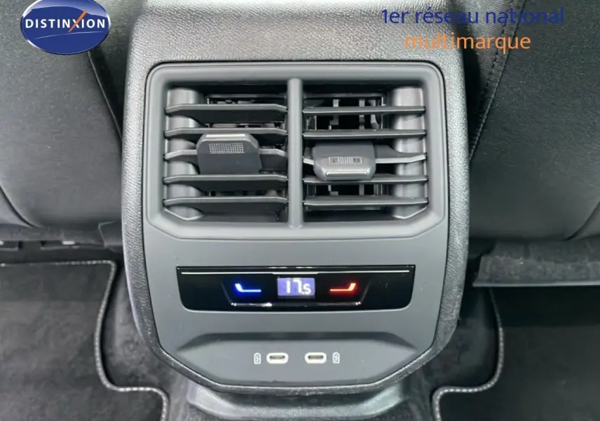 Détail de la console arrière avec réglage de la climatisation et ports USB du SEAT LEON ST gris urbain 2022.