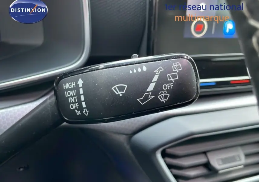 Gros plan sur la commande d’essuie-glace dans l’habitacle d’une SEAT LEON ST gris urbain 2022.