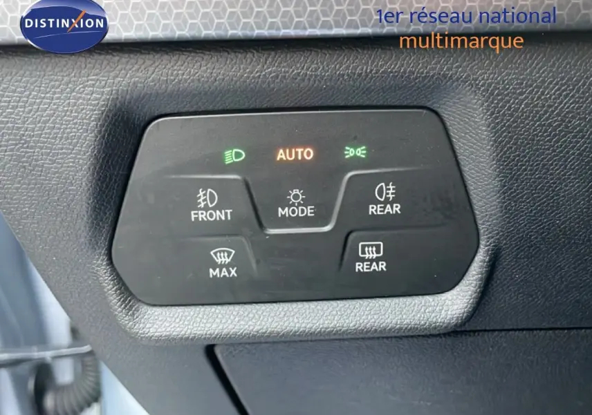 Panneau de commande d’éclairage automatique avec boutons pour feux avant, arrière et dégivrage sur SEAT Leon ST gris urbain.