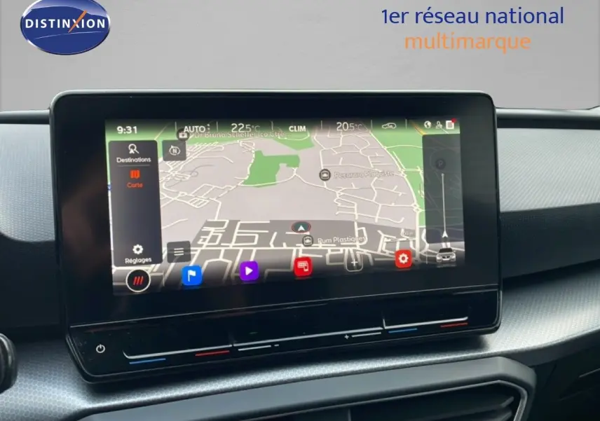 Vue rapprochée de l'écran tactile central du tableau de bord d'une SEAT Leon ST gris urbain, affichant la navigation.