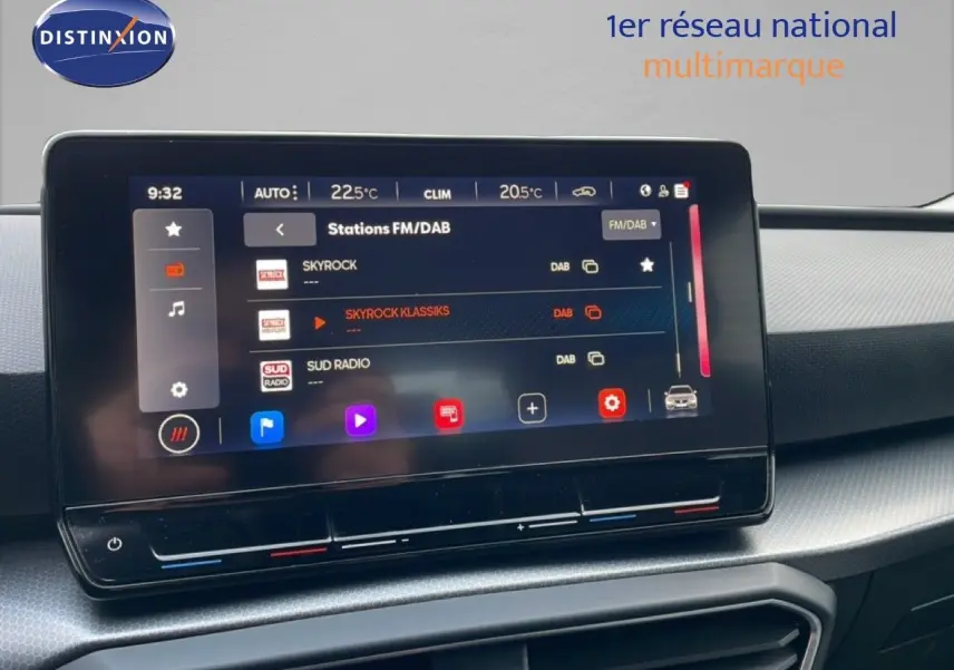 Écran tactile central de la SEAT LEON ST 2022 affichant les stations FM/DAB avec interface moderne et ambiance intérieure grise.