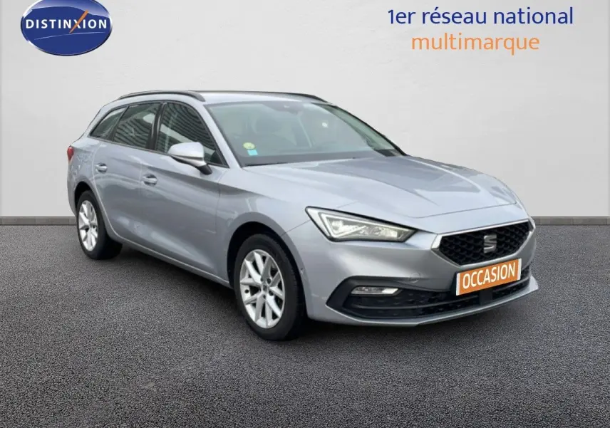 SEAT LEON ST gris urbain métal en 3/4 avant droit, mettant en valeur ses lignes dynamiques et ses jantes alliage.