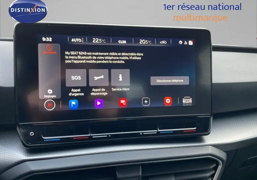Vue intérieure du tableau de bord de la SEAT LEON ST 2022, écran tactile central avec interface multimédia affichée.