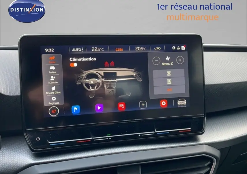 Écran tactile central de la SEAT LEON ST 2022 affichant les réglages de climatisation dans un intérieur moderne.