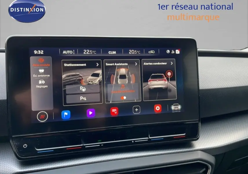 Vue intérieure du tableau de bord de la SEAT LEON ST 2022 avec écran tactile affichant les aides à la conduite.