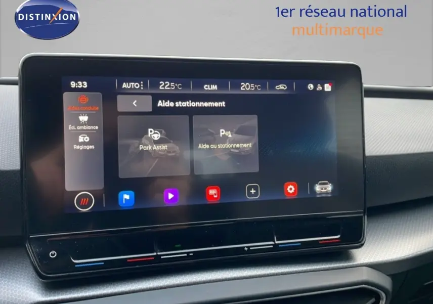 Vue rapprochée de l'écran tactile central du SEAT LEON ST gris urbain, affichant l'aide au stationnement.