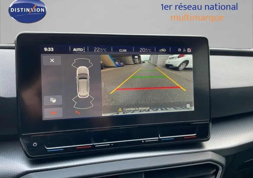 Vue intérieure de l’écran multimédia affichant la caméra de recul d’une SEAT LEON ST gris urbain metal.