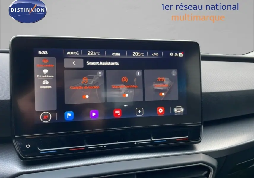 Écran tactile central affichant les assistants de conduite dans l’habitacle d’une SEAT Leon ST gris urbain, vue de face.