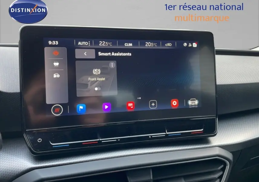 Vue de face du tableau de bord du SEAT Leon ST gris urbain, écran tactile affichant les assistants intelligents.