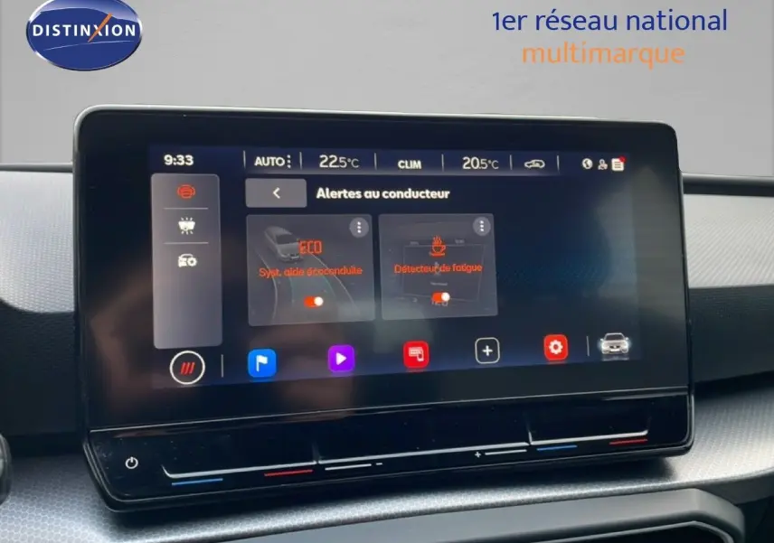 Écran tactile central de la SEAT LEON ST 2022 affichant les alertes au conducteur dans un intérieur moderne noir.