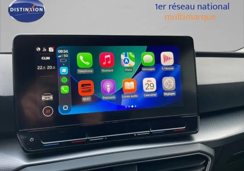 Écran tactile central de la SEAT LEON ST 2022 gris urbain, affichant l'interface multimédia connectée.