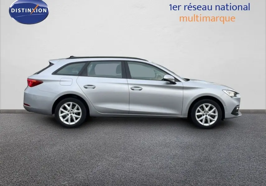 Profil côté droit d'une SEAT LEON ST gris urbain metal, break compact avec jantes alliage et lignes fluides.