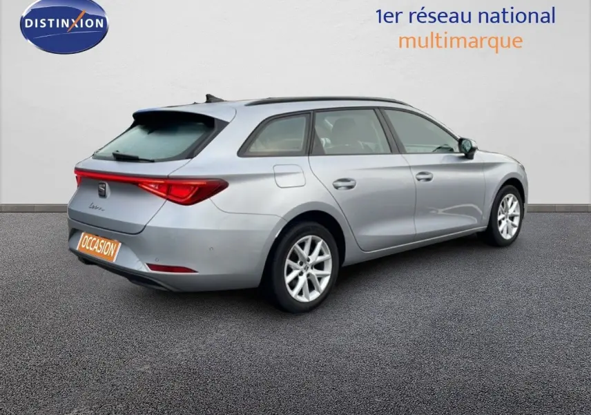 SEAT Leon ST gris urbain métal vue 3/4 arrière droit, break diesel 2022 avec feux arrière LED distinctifs.