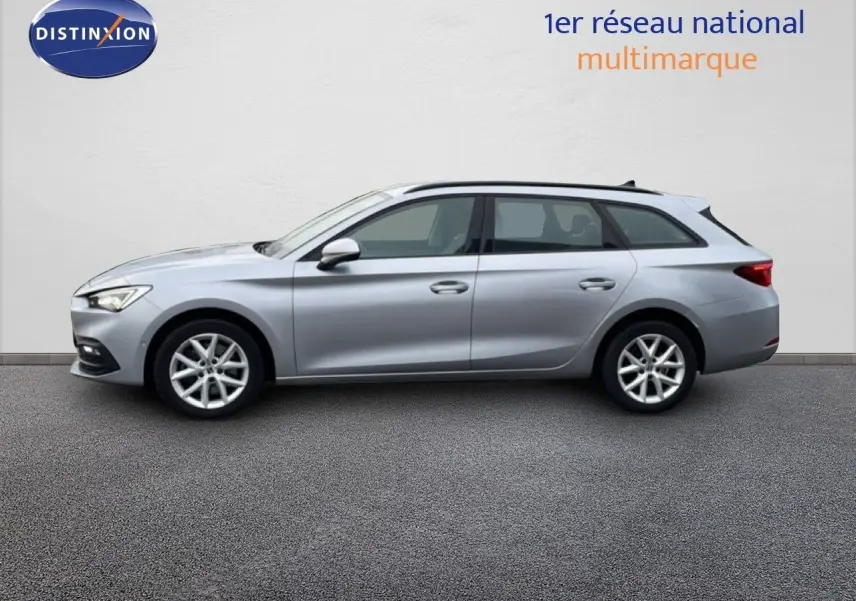 Profil droit d'une SEAT LEON ST 2022 gris urbain metal, break élégant aux lignes fluides et jantes alliage.