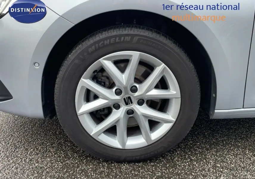 Gros plan sur la roue avant gauche de la SEAT LEON ST gris urbain métal avec jante alliage et pneu Michelin.