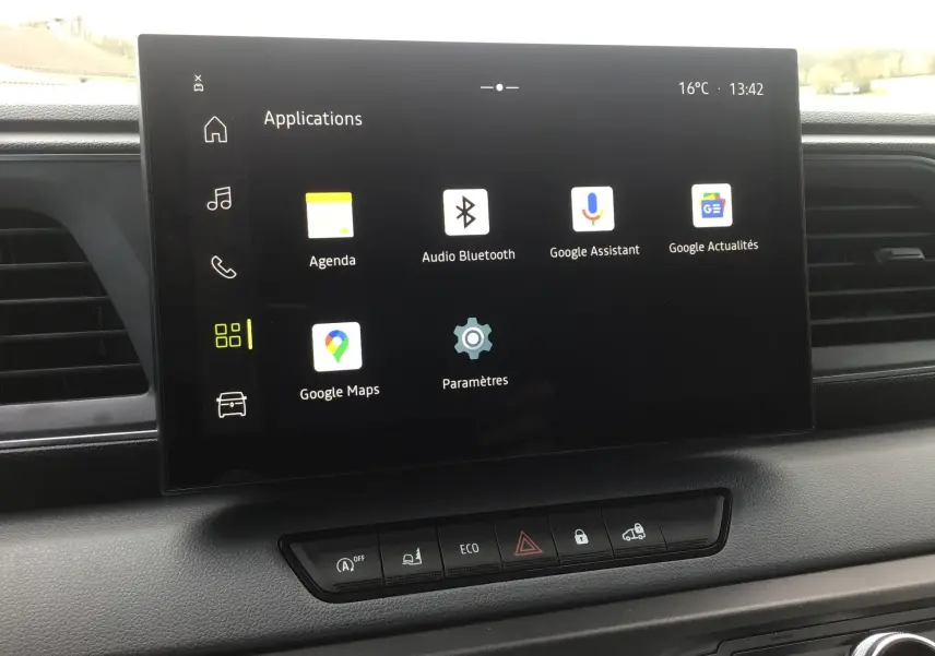 Écran tactile central affichant les applications OpenRlink dans l’habitacle du Renault Master blanc, vue intérieure frontale.