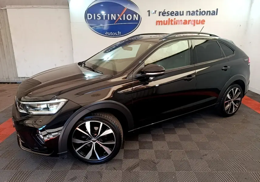 Volkswagen Taigo 1.5 TSI R-Line noir, vue de profil côté gauche, jantes alliage et vitres teintées.