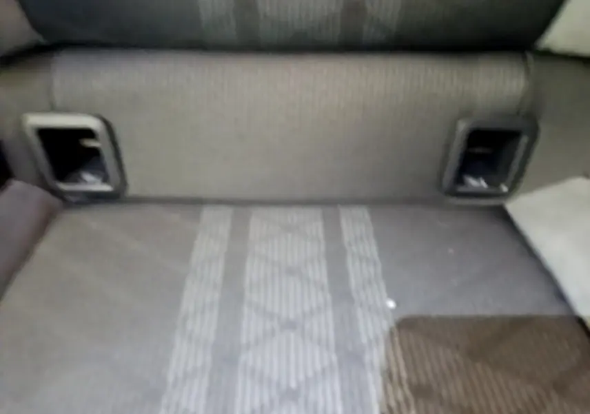 Vue rapprochée de la banquette arrière grise du Volkswagen Taigo 1.5 TSI 150 DSG R-Line 2023, avec ceintures intégrées.