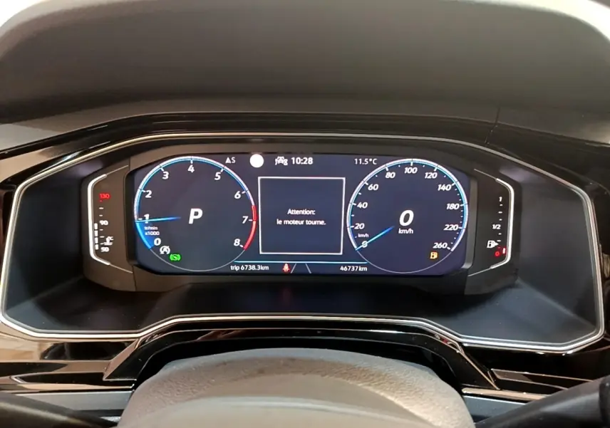 Tableau de bord numérique du Volkswagen Taigo 1.5 TSI 150 DSG R-Line 2023, affichage vitesse et régime moteur.