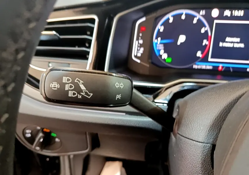 Gros plan sur la commande de clignotants noire dans l'habitacle du Volkswagen Taigo 1.5 TSI 150 DSG R-Line 2023.