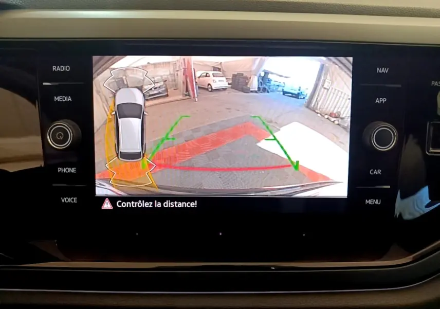 Affichage caméra de recul et aide au stationnement du Volkswagen Taigo noir, vue arrière avec guidage coloré.