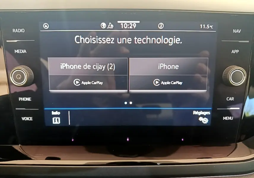 Écran tactile central de la Volkswagen Taigo 1.5 TSI 150 DSG R-Line 2023 affichant le menu Apple CarPlay.