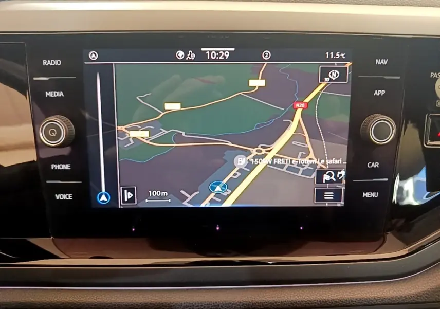 Écran central du tableau de bord du Volkswagen Taigo 2023 affichant la navigation GPS en mode carte.