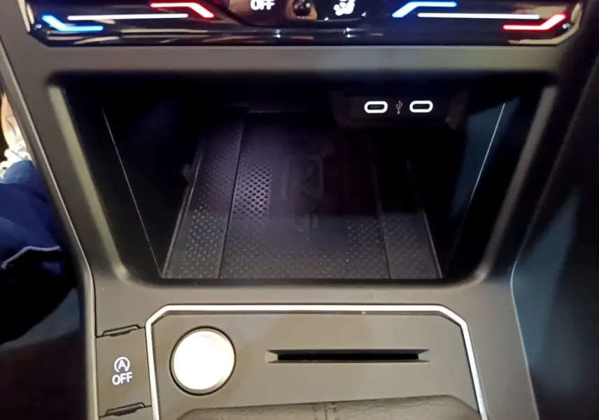 Gros plan sur la console centrale du Volkswagen Taigo 1.5 TSI 150 DSG R-Line 2023, avec ports USB et bouton démarrage.